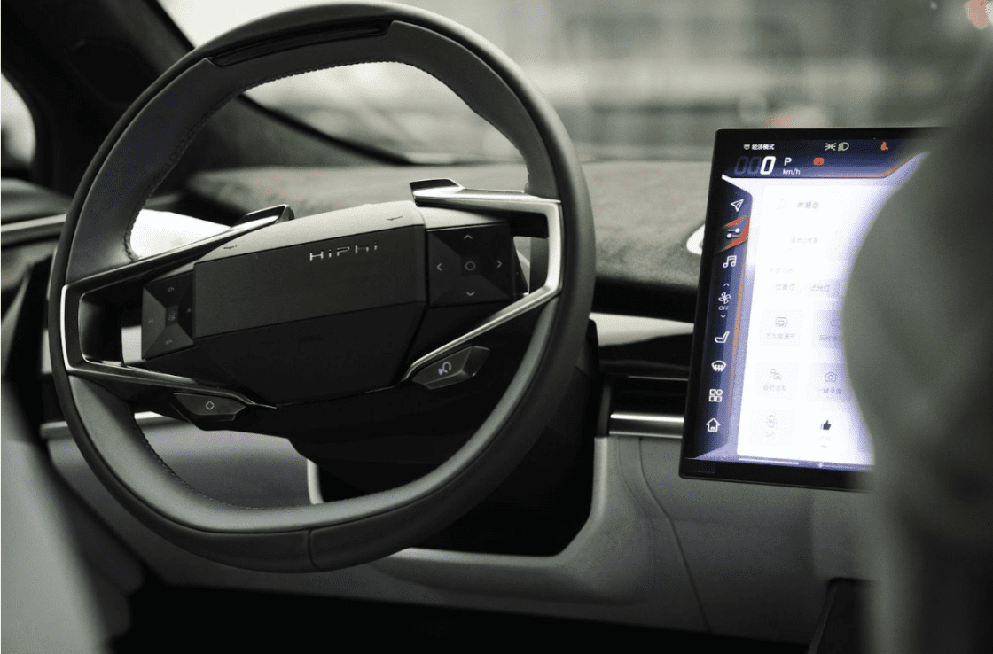 Smarta bilar erbjuder bekvämlighet och teknik – men innebär också nya risker. Lär dig hur du skyddar dig mot cyberhot i den digitala bilvärlden.