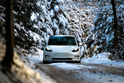 Så klarar elbilen vintern: skydda batteriet, välj rätt däck och kör säkert i snö och kyla – förläng räckvidd och håll bilen i toppskick.